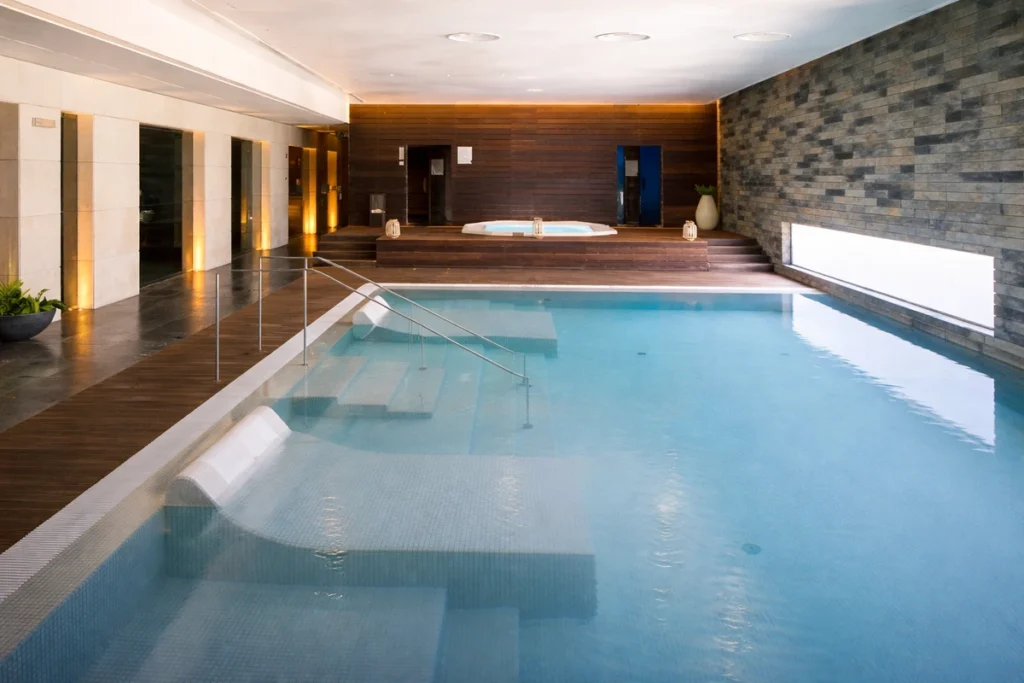 Indoor spa pool with relaxation area at Termas de Monte Real